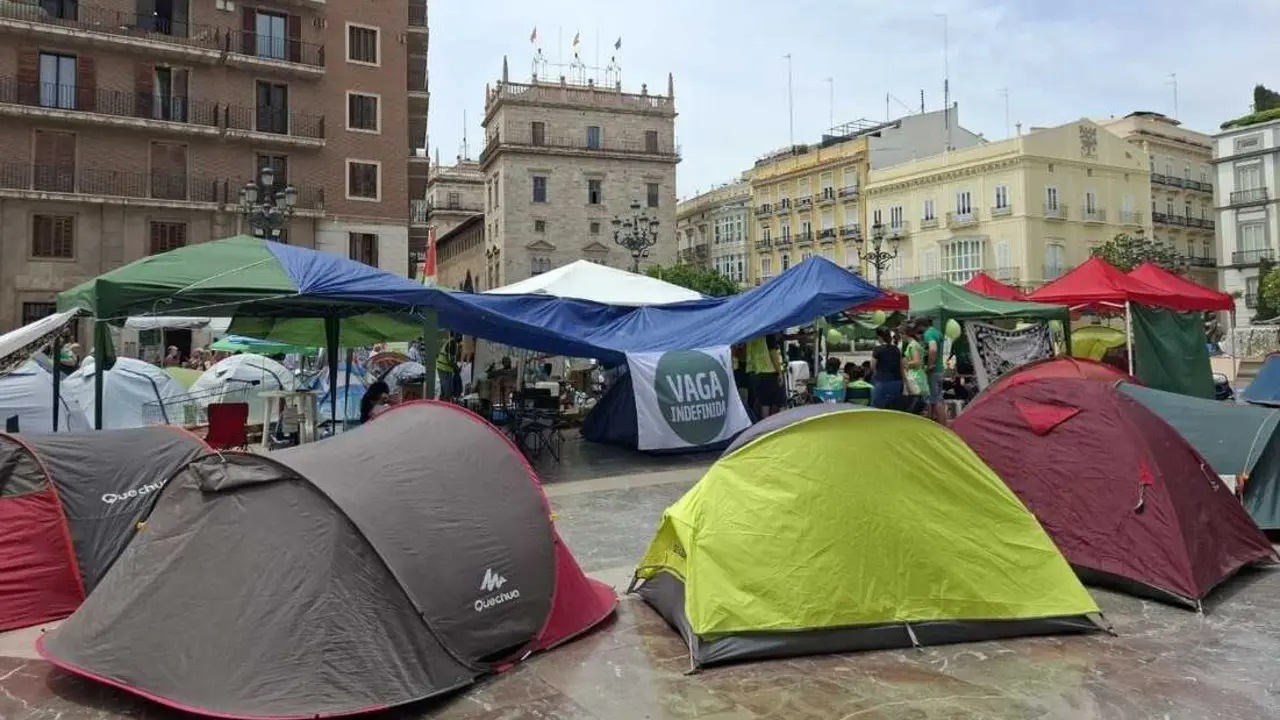 Acampada educativa en la plaza de la Virgen, en Val&egrave;ncia - STEPV Telegram