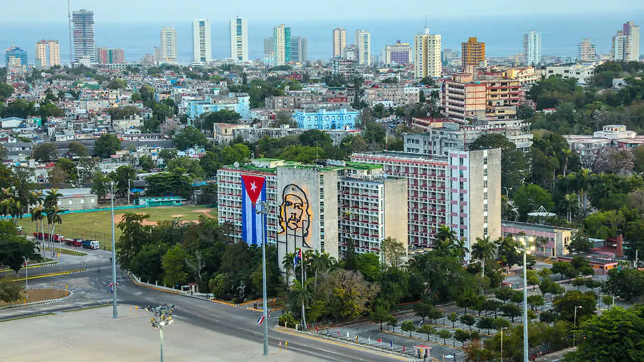 La Habana: historia y mar en un mismo cuadro. Foto: Abel Padr&oacute;n Padilla. Cubadebate.