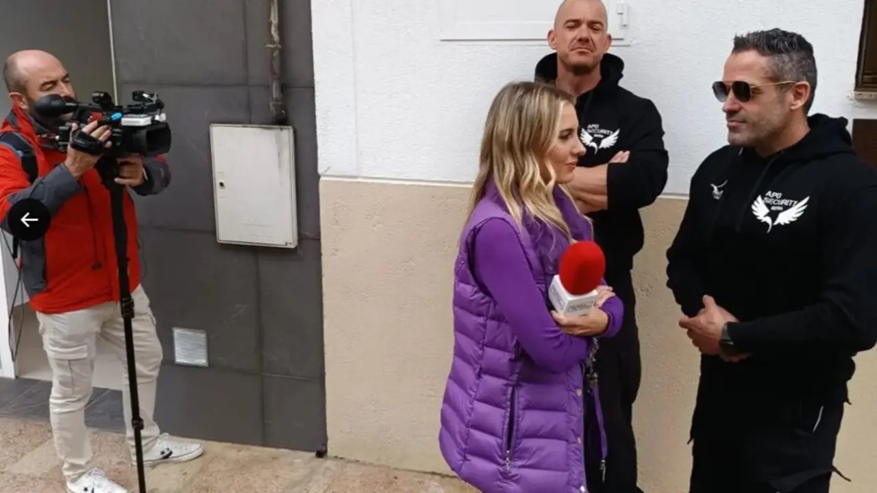 Antonio Plana (derecha), due&ntilde;o de APD Security, promocion&aacute;ndose con el equipo de En Boca de Todos