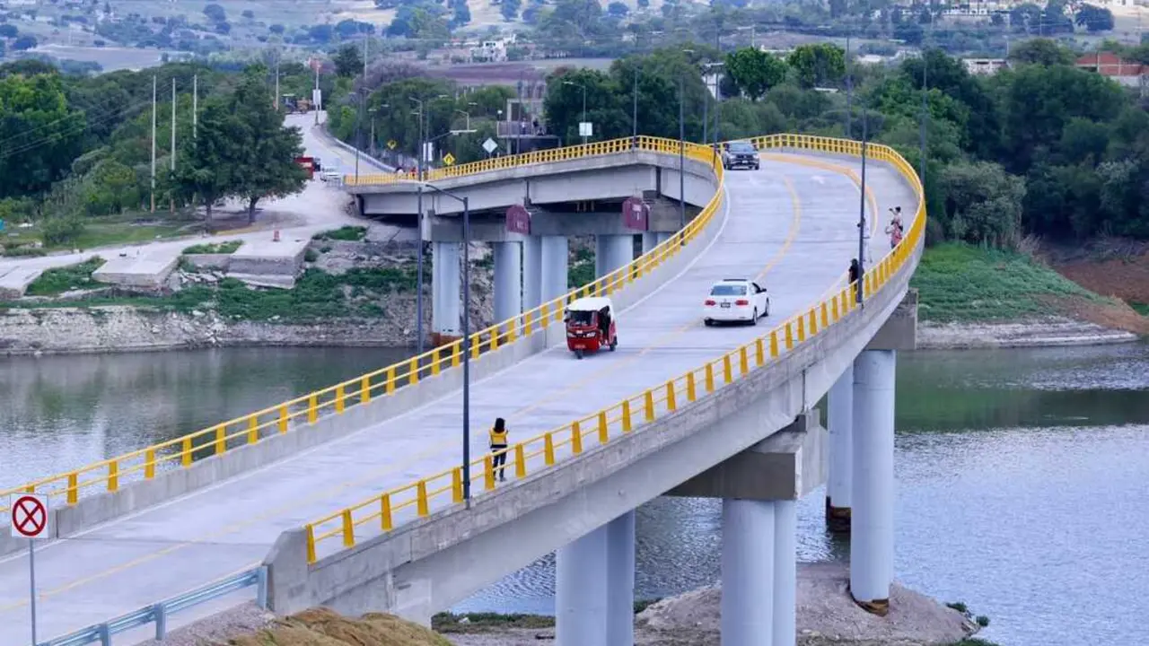 El "Puente de la Transformaci&oacute;n" que conecta a San Baltazar Tetela y Los &Aacute;ngeles Tetela, en Puebla. Foto: Gobierno de Puebla