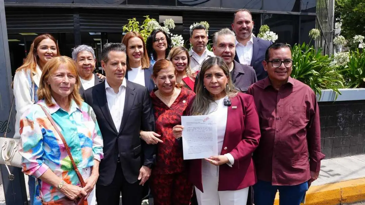 Dirigentes de Morena en Nuevo León acudieron a la FGR a presentar su denuncia contra Adrián de la Garza, Foto: Morena