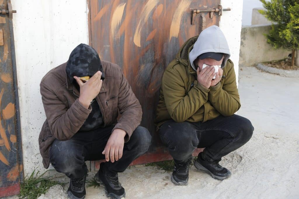Dos residentes de Yatta, al sur de Hebrón, lloran la muerte de Amir Shanaran, de 27 años, asesinado por un colono terrorista israelí el 8 de marzo de 2026 - Mamoun Wazwaz / APA Images.