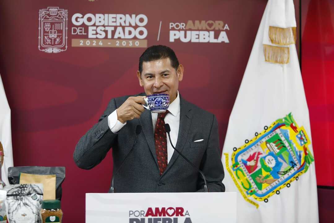 El gobernador de Puebla, Alejandro Armenta Mier, durante su conferencia de prensa. Foto: Gobierno de Puebla.